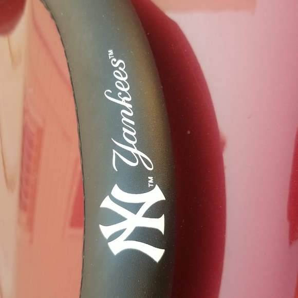 New york yankees steering wheel cover fits most standard american car vehicles - Picture 2 of 3